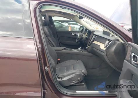 2026 Volvo Xc60 B5 Ultra z USA, uszkodzony, nr VIN YV4M12RM0T1388083